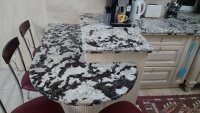 Стільниця на кухні з граніту Delicatos white