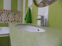 Столешня у ванній з кварциту Verde Luciente
