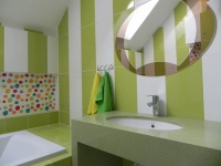 Столешня у ванній з кварциту Verde Luciente