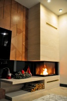 Кутовий камін в сучасному стилі з Laminam та кутовою топкою за проектом дизайнера
